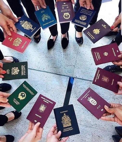 پاسپورت‌های کشورهای مختلف در دستان متقاضیان